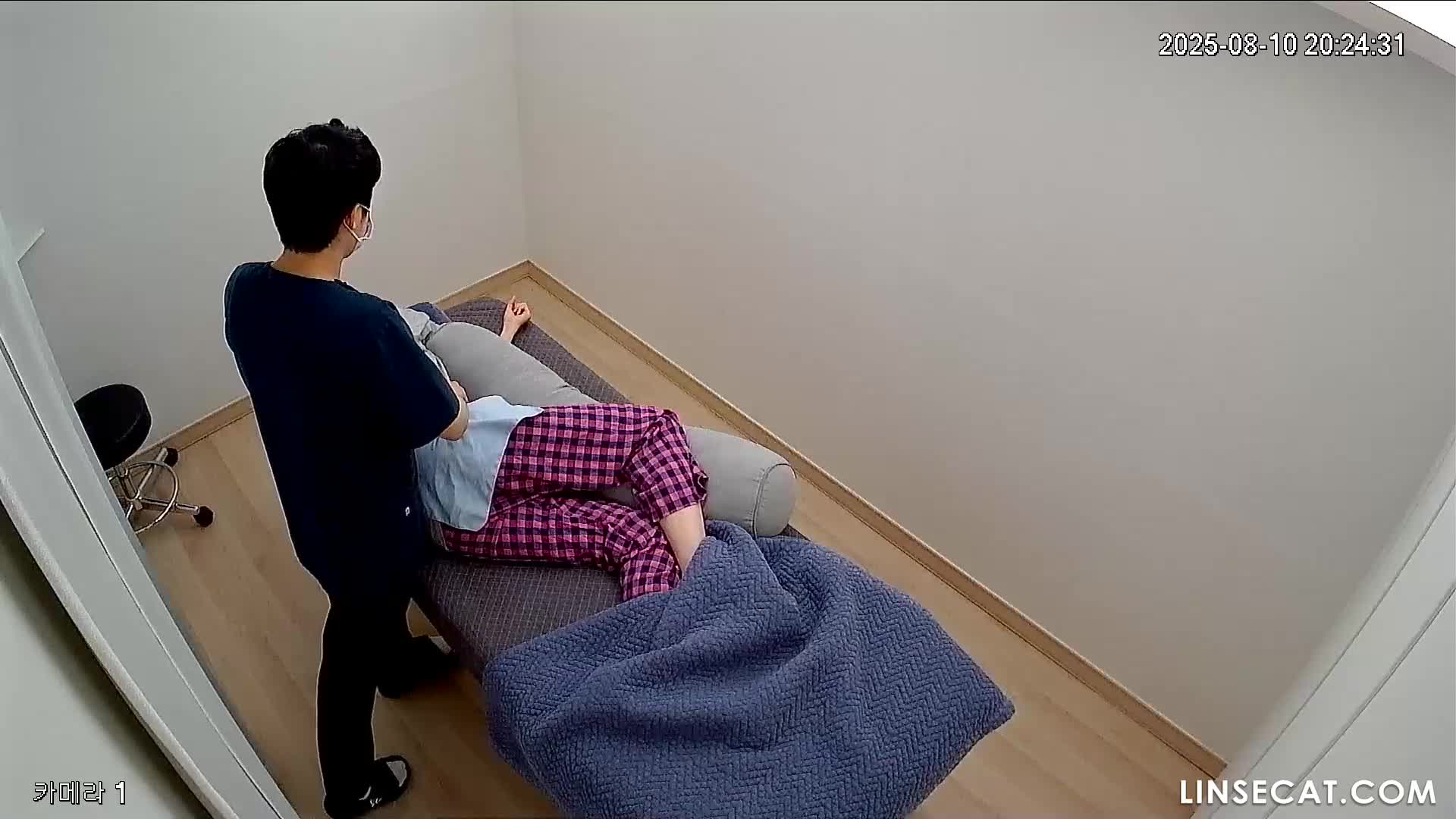 [신작] 8월 최신 유출 영상. 남성 마사지사 3명이 여성 고객 3명을 마사지합니다. 여성 고객의 발은 매우 예민하지만, 드러내는 것을 꺼립니다. 마지막 마사지사는 아름다운 여성 고객의 엉덩이를 만질 기회를 여러 번 만들어냅니다. [해킹된 한국 IP 카메라] [단독 영상] 썸네일