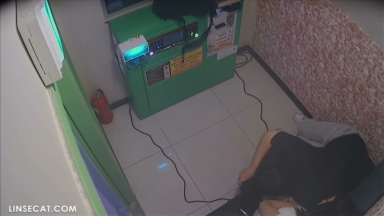 [신작] 두 커플. 남자친구가 노래를 부르는 동안, 눈치 빠른 여자친구는 그의 성기를 잡고 오럴 섹스를 해 주며, 이런 전술적 방해를 이용해 노래 경연에서 승리한다. [한국 노래방 해킹 영상] [단독 영상] 썸네일