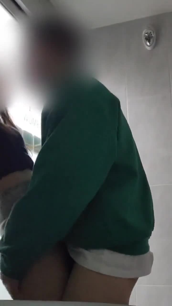 걸림 좆됨!! 학교내 여자화장실 섹스커플 썸네일