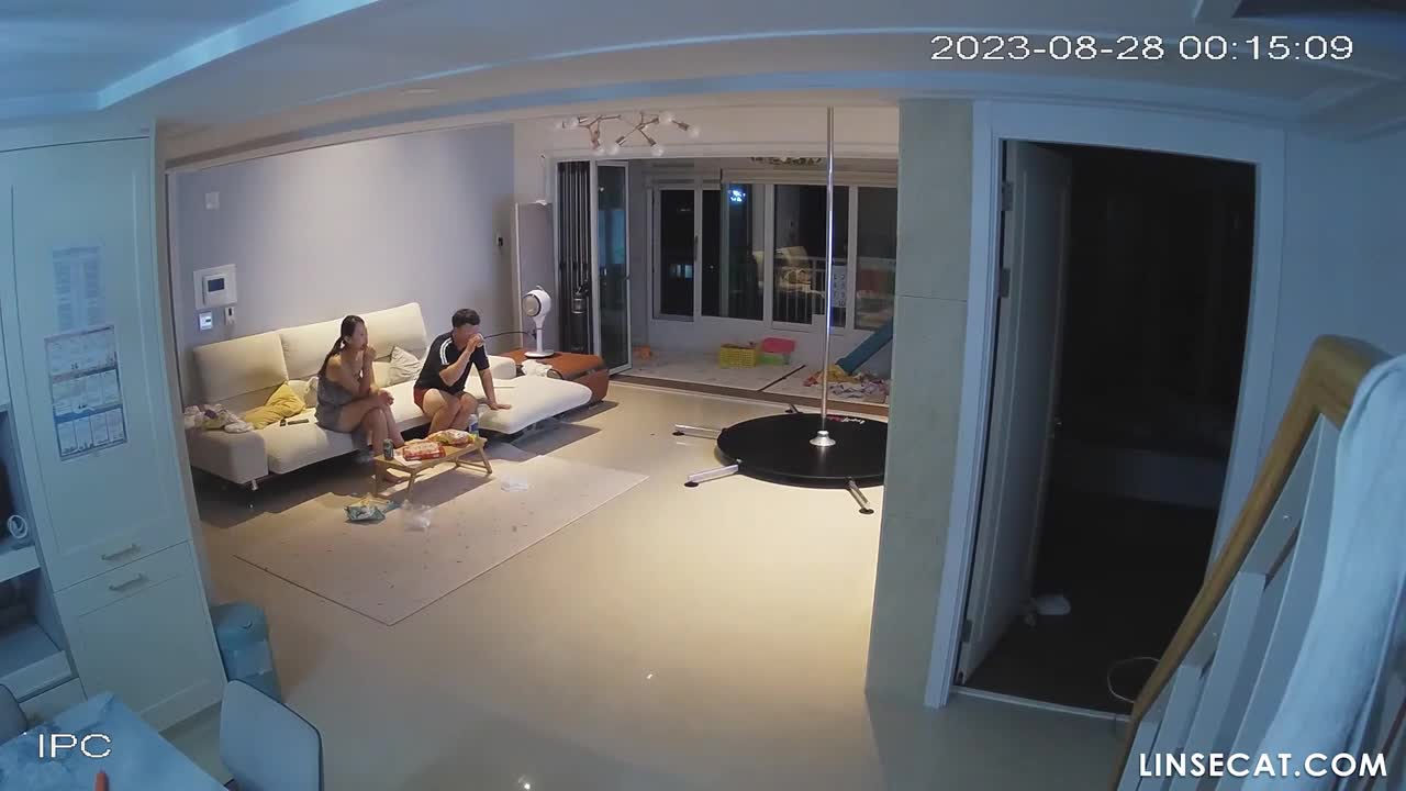 [신작] 두 커플이 성관계를 갖는 모습. 노출증이 있는 남편은 키 큰 아내를 창문 앞에 나체로 세워놓고 뒤에서 삽입했다. [해킹당한 한국 가정용 IP 카메라] [단독 영상] 썸네일