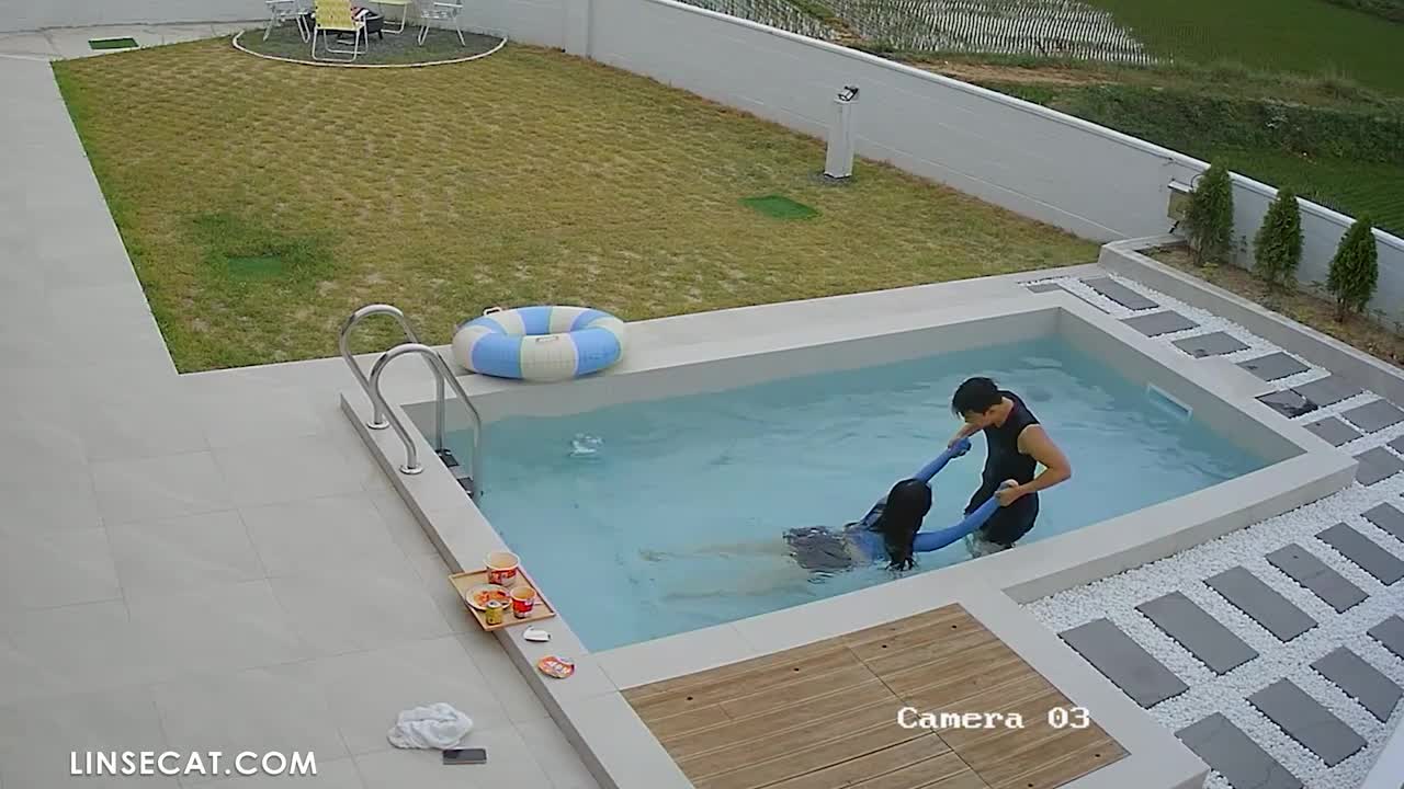 2024년 한국 가정용 IP 카메라가 해킹당했다_ 부자 소년이 여자를 데려와 라면을 먹고 수영장에서 그녀와 섹스를 했다. 썸네일