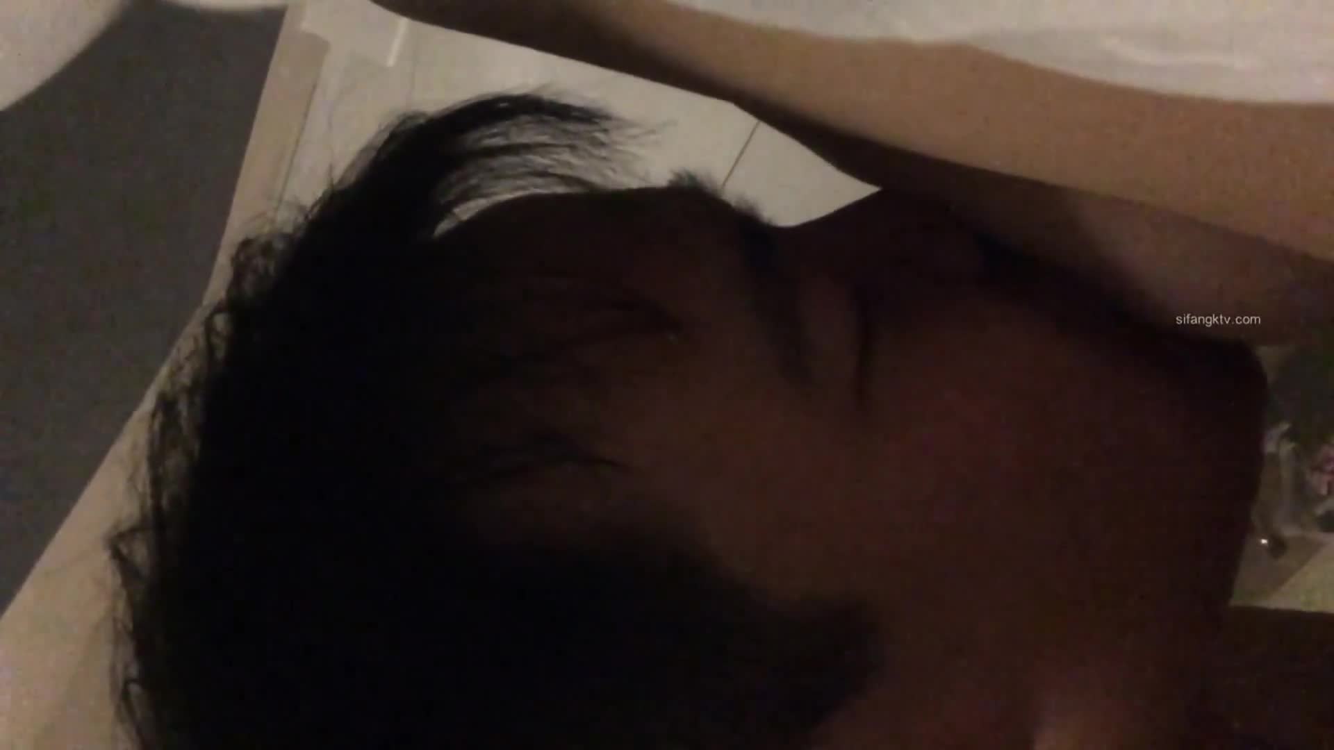 자는 줄 알고 자지 넣었는데 급반응 보이는 여자 썸네일