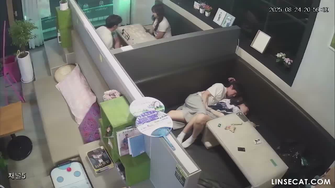 [신작] 성욕이 강한 한 남성이 여자친구를 끈질기게 유혹해 성관계를 갖도록 했다. 그는 여자친구가 살려달라고 애원할 때까지 손가락으로 애무하다가, 결국 자신의 큰 성기로 그녀의 입을 강제로 삽입했다. 여자친구는 그가 깊숙이 삽입하는 동안 발버둥 쳤다. [해킹된 한국 IP 카메라] [단독 영상] 썸네일