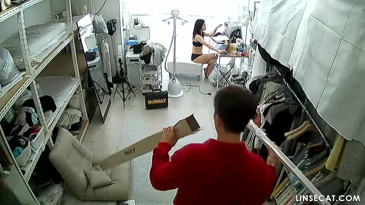 [신작] 남자친구가 그녀가 뭔가를 고치는 것을 도와주고, 그녀는 속옷 차림으로 어떤 모습인지 보여줍니다. 그녀는 종종 속옷 차림으로 매장을 오랫동안 돌아다닙니다. [해킹된 한국 IP 카메라] [단독 영상] 썸네일