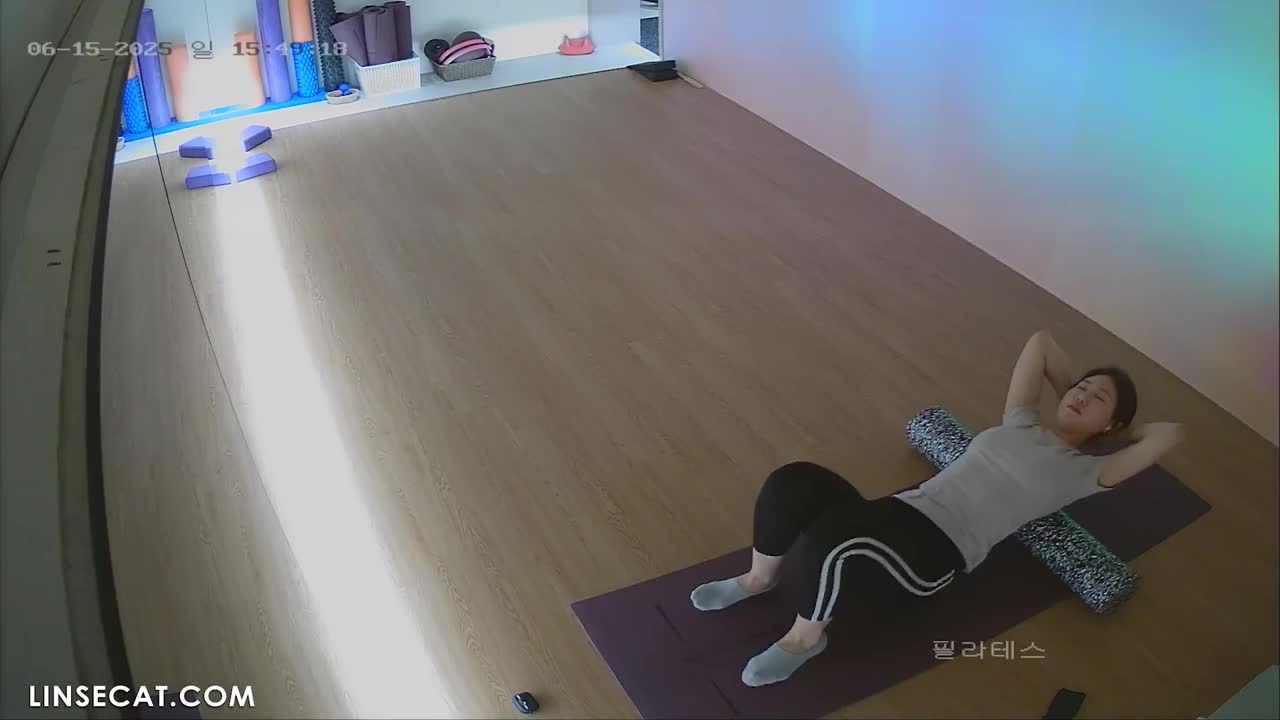 [신작] 소녀들이 몸에 딱 달라붙는 바지를 입고 스트레칭을 하고 있는데, 바지 사이로 민망한 부위가 적나라하게 드러나 있다. 한 소녀는 엎드려 누워 성기를 바닥에 바짝 붙이고 있다. 이것은 특이한 자위 행위일까_ [해킹된 한국 IP 카메라] [단독 영상] 썸네일