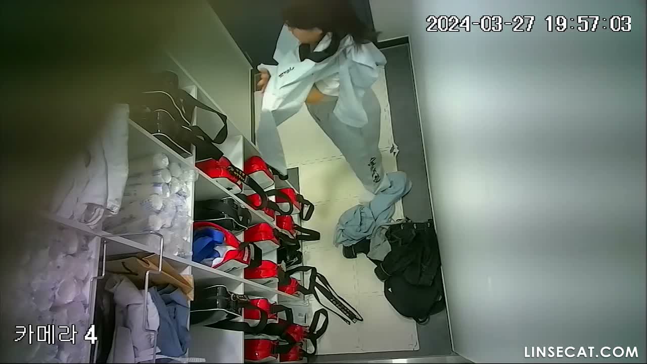 [신작] 태권도 도장에서 여학생들이 옷을 갈아입는 모습. 여학생들의 속옷이 외음부 사이에 끼이는 경우가 종종 발생한다. [한국 태권도 도장 탈의실 해킹 카메라 영상] [단독 영상] 썸네일