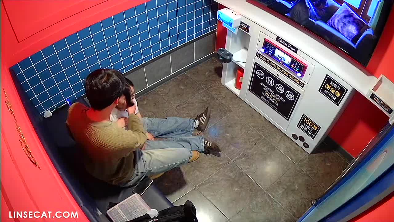 [신작] 두 명의 개방적이고 열정적인 여성. 그녀는 남자친구가 전화 통화를 하는 동안 그를 이용해 구강 성교를 해 주었습니다. 그녀는 정말 야했습니다. [해킹된 한국 노래방 IP 카메라] [단독 영상] 썸네일