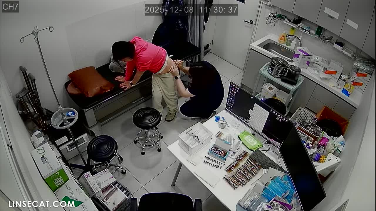 [신작] 병원의 남자 간호사들은 아이돌 스타처럼 보였고, 젊은 여성 환자들은 그들에게 푹 빠져 있었다. 남자 간호사가 그녀의 엉덩이를 만졌을 때, 그녀의 속옷은 아마 흠뻑 젖었을 것이다. [한국 병원 해킹된 IP 카메라 영상] [단독 영상] 썸네일