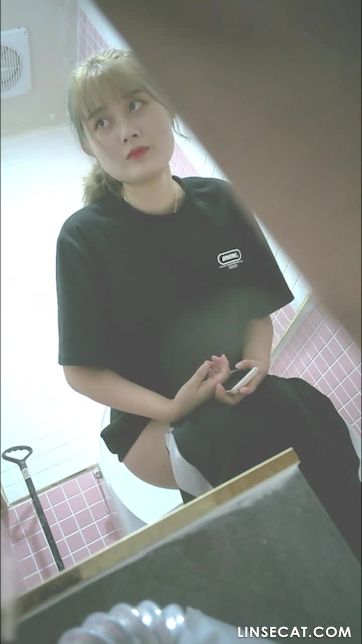 [신작] 22명. 아름다운 여성이 방귀 소리를 가리려고 물 내리는 소리를 이용했지만, 안타깝게도 방귀 소리가 너무 컸습니다. [한국 화장실 몰래카메라] [단독 영상] 썸네일
