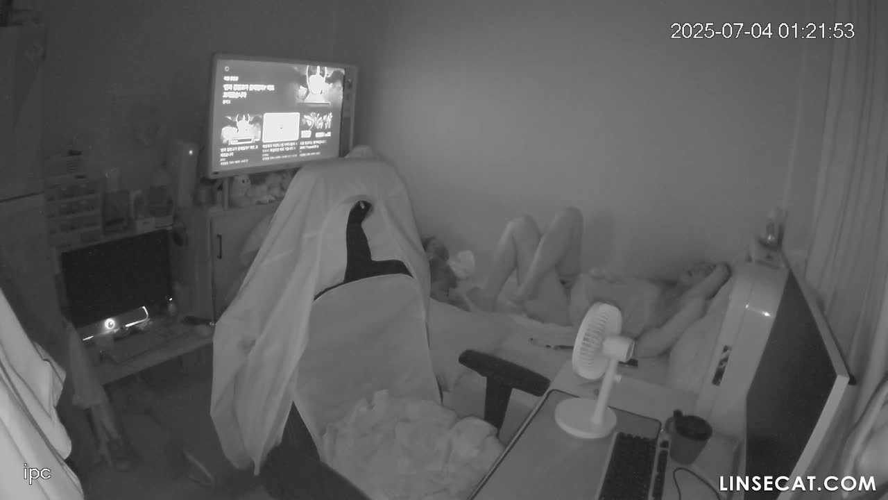 [신작] 한 여성이 두 남자가 한 여자와 성관계를 하는 포르노 영상을 보면서 자위하는 것을 즐긴다. 한 남자는 자위하다가 여자친구에게 들킬 뻔했는데, 너무 놀라서 발기부전이 되었다. [해킹당한 한국 가정용 IP 카메라] [단독 영상] 썸네일