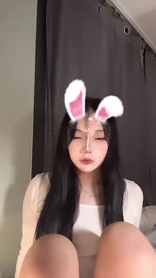 [인기작 레전드] 존예녀 인스타 라이브 교복입고 자위까지 2탄 썸네일