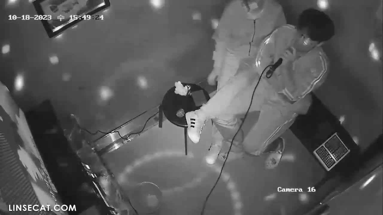 [신작] 여성의 성욕이 높아졌다는 이런 신호들을 놓치셨나요_ 그녀는 남자친구의 성기를 계속 만지고 적극적으로 오럴 섹스를 해 주는데, 이는 그가 큰 성기로 자신을 격렬하게 삽입해 주기를 바라기 때문입니다. [한국 노래방 해킹 영상] [단독 영상] 썸네일