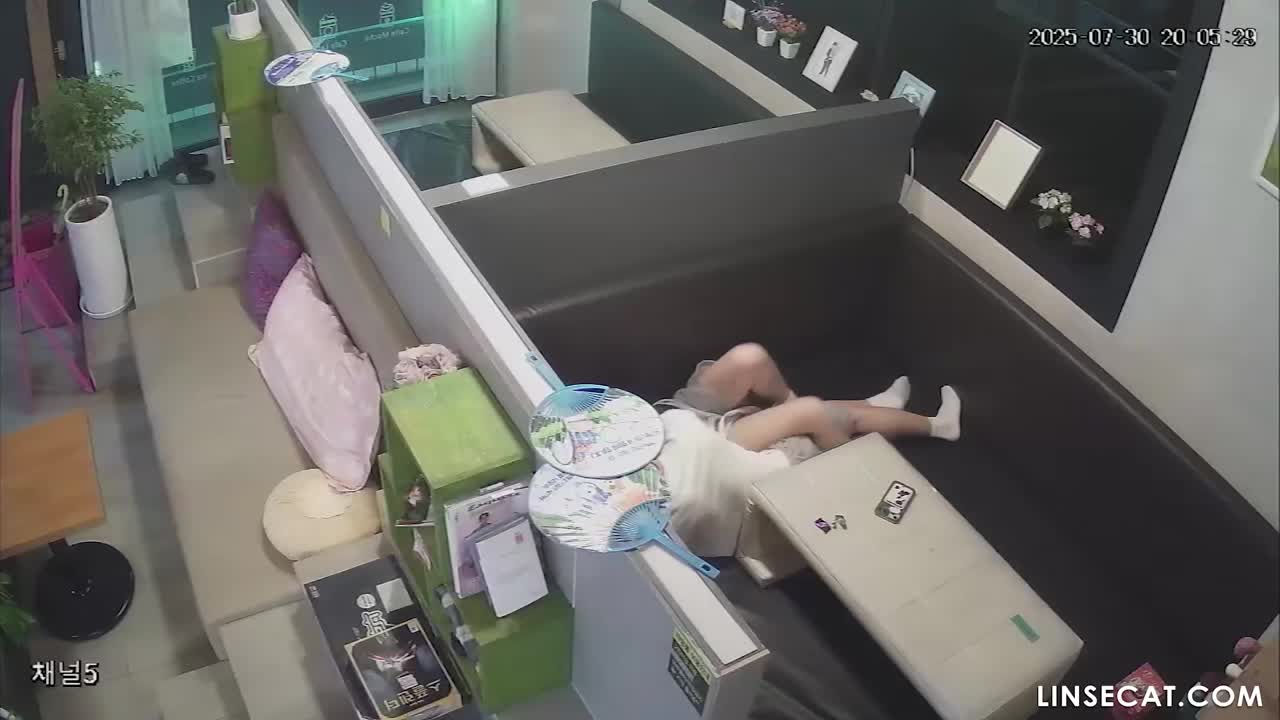 [신작] 그는 여자친구의 성기에 대한 호기심으로 가득 차 있었다. 그는 그녀의 바지 속으로 손을 넣어 외음부를 만지고, 발기한 자신의 성기를 그녀의 성기에 문지르며 성행위를 흉내 냈다. [해킹된 한국 IP 카메라] [단독 영상] 썸네일
