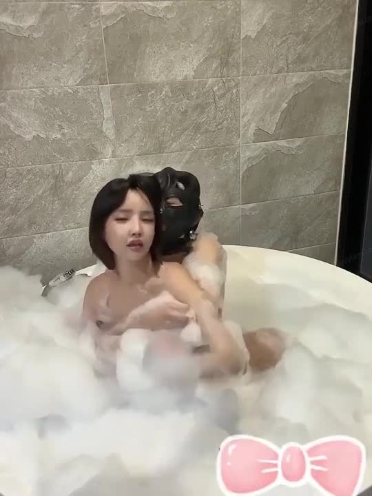 거품목욕중에 발정나버린 존예미시 썸네일