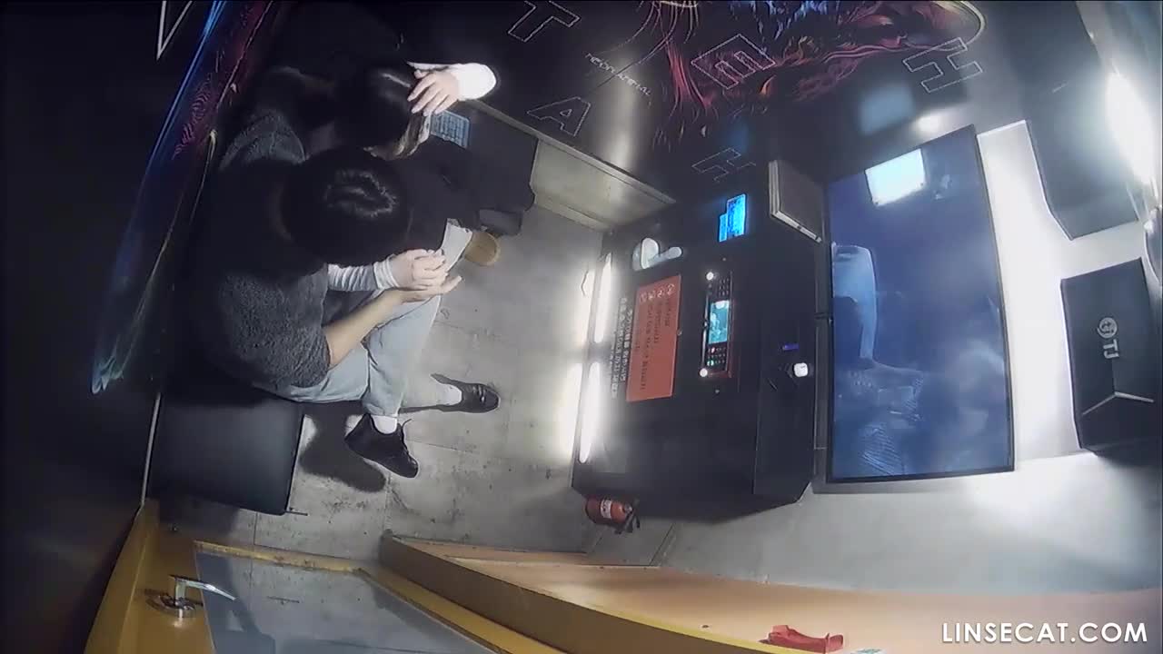 [신작] 변태 아버지가 노래방에서 딸을 성폭행했다. 예쁜 소녀는 남자친구에게 오럴 섹스를 해주기 전 입냄새를 확인했다. 남자친구가 그녀를 애무한 후, 그의 손가락은 흠뻑 젖었다. [해킹된 한국 IP 카메라] [단독 영상] 썸네일